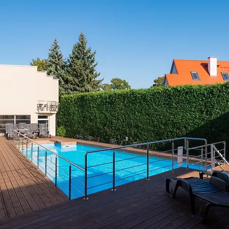 Hotel Vesiroos *