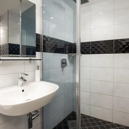 Hotell Hotel Vesiroos Parnu