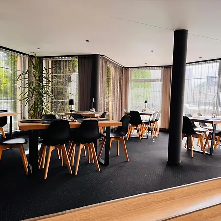 Vesiroos Hotel *
